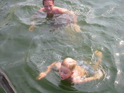 Sebastian badar med pappa